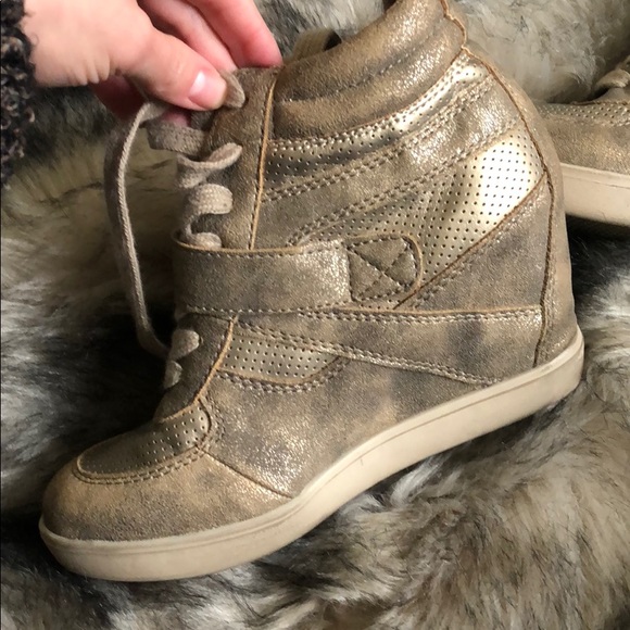 Gold sneaker heel - Picture 2 of 3